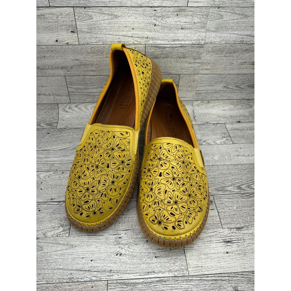 Spring Step Yellow Floral Cutout Slip On Loafer Flats Women Size 9.5-10